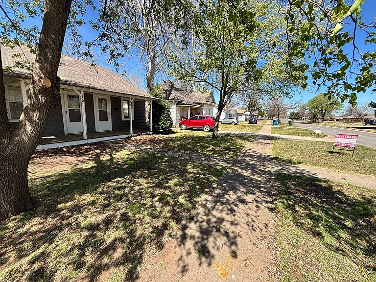 703 N Blvd — Photo 14