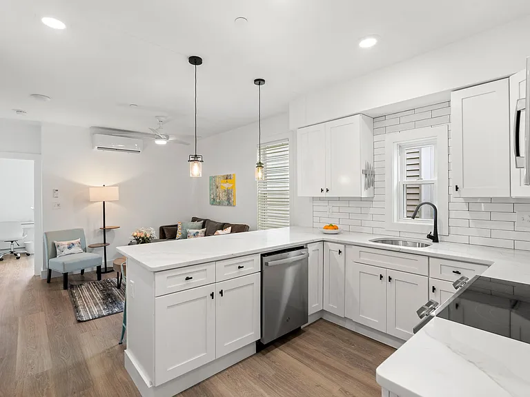 621 E 8th St #14 — Photo 9