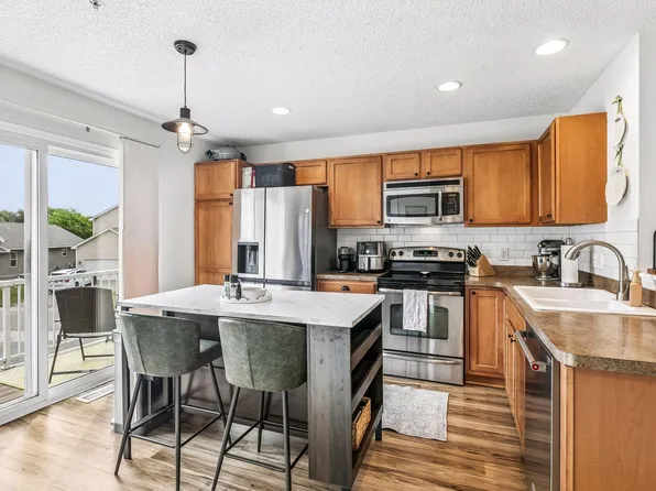 3117 Clover Ridge Dr, Chaska, MN 55318