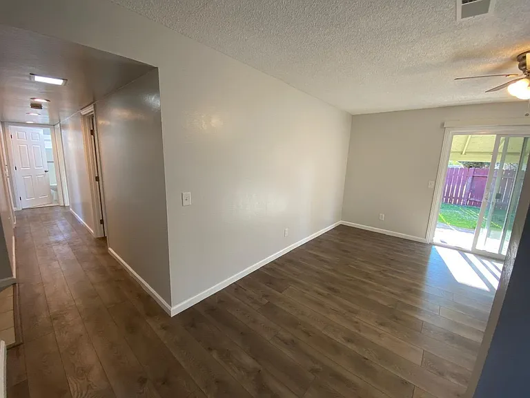 2059 Robin Dr — Photo 10