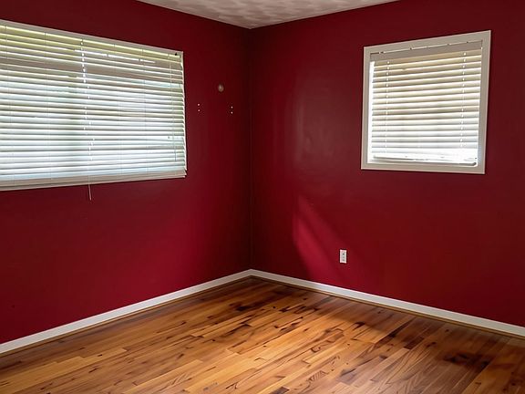 4th image of 28 Sivley Dr