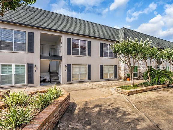 3rd image of 1800 Stoney Brook Dr APT 205