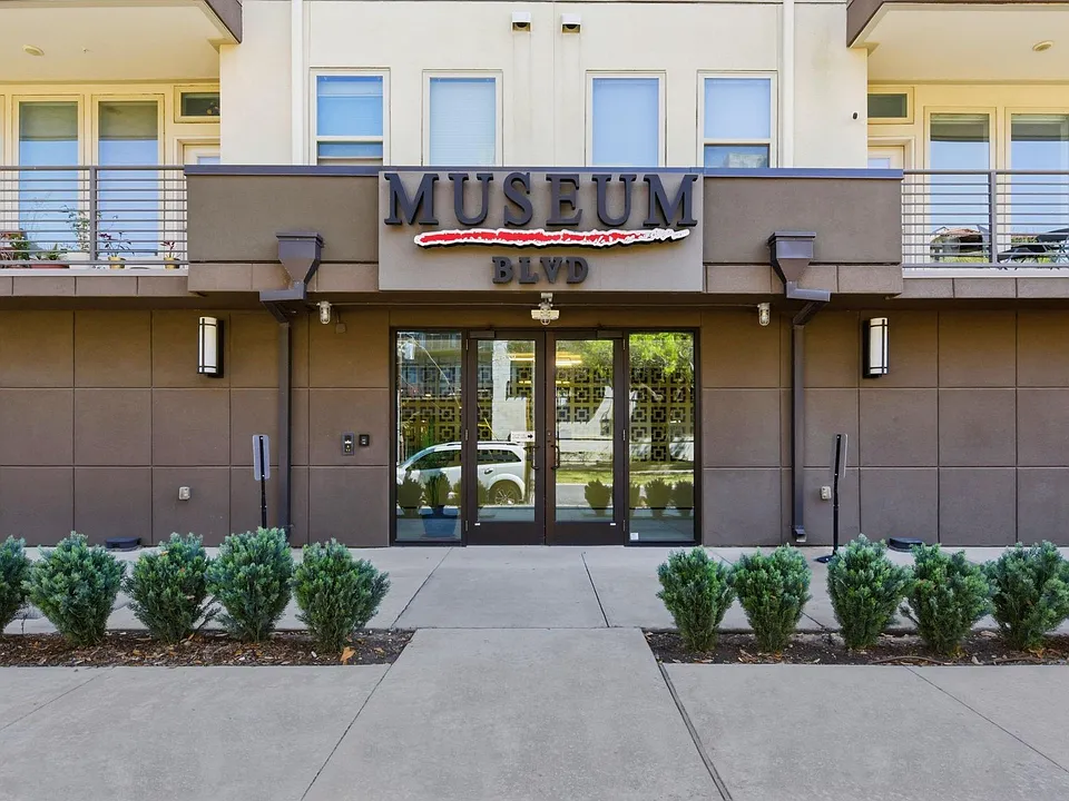 4819 Caroline St #103
