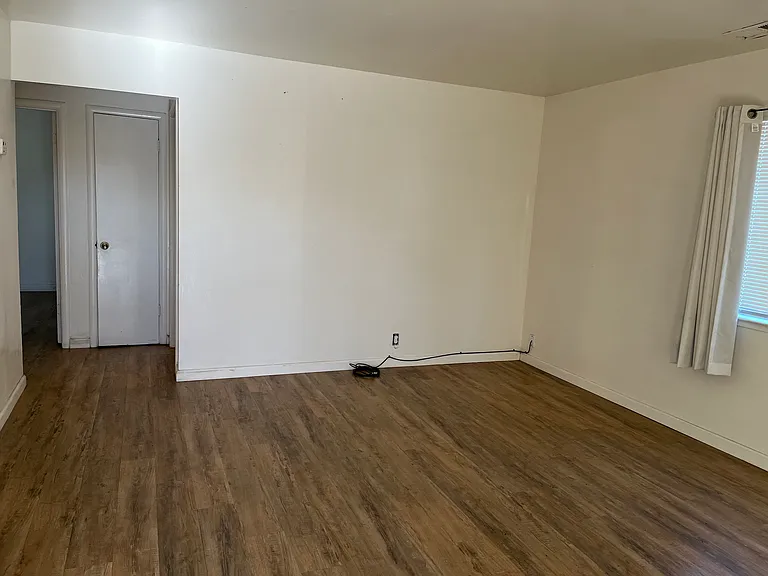 5561 48th St — Photo 3