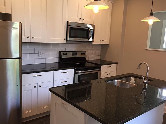 2nd image of 556 Bradley St #556