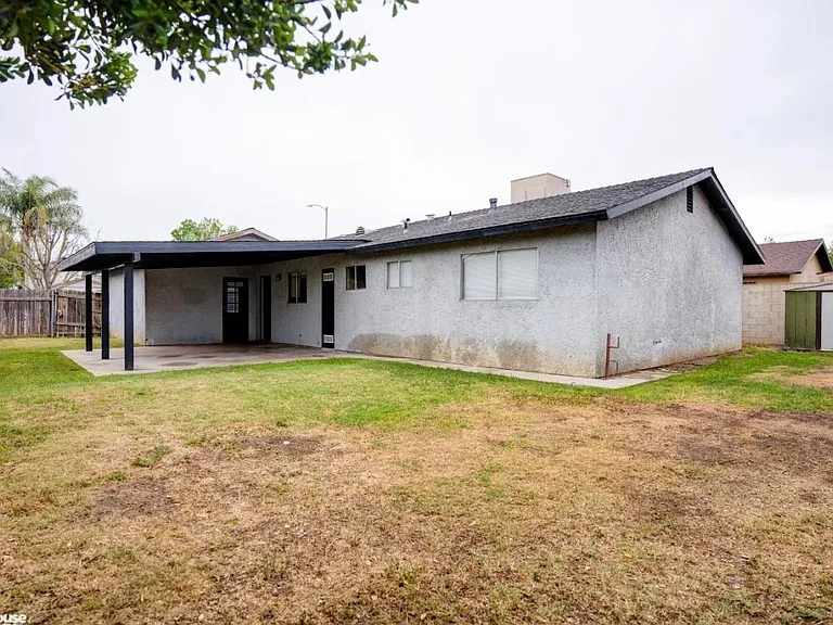 2300 Jasmine St — Photo 3
