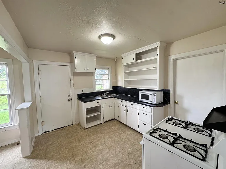 1672 Keeler Ave — Photo 3
