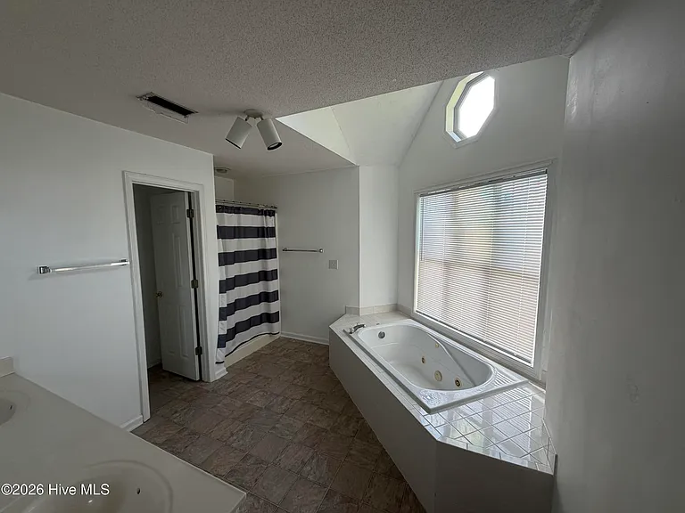 2591 Thackery Rd #E — Photo 32