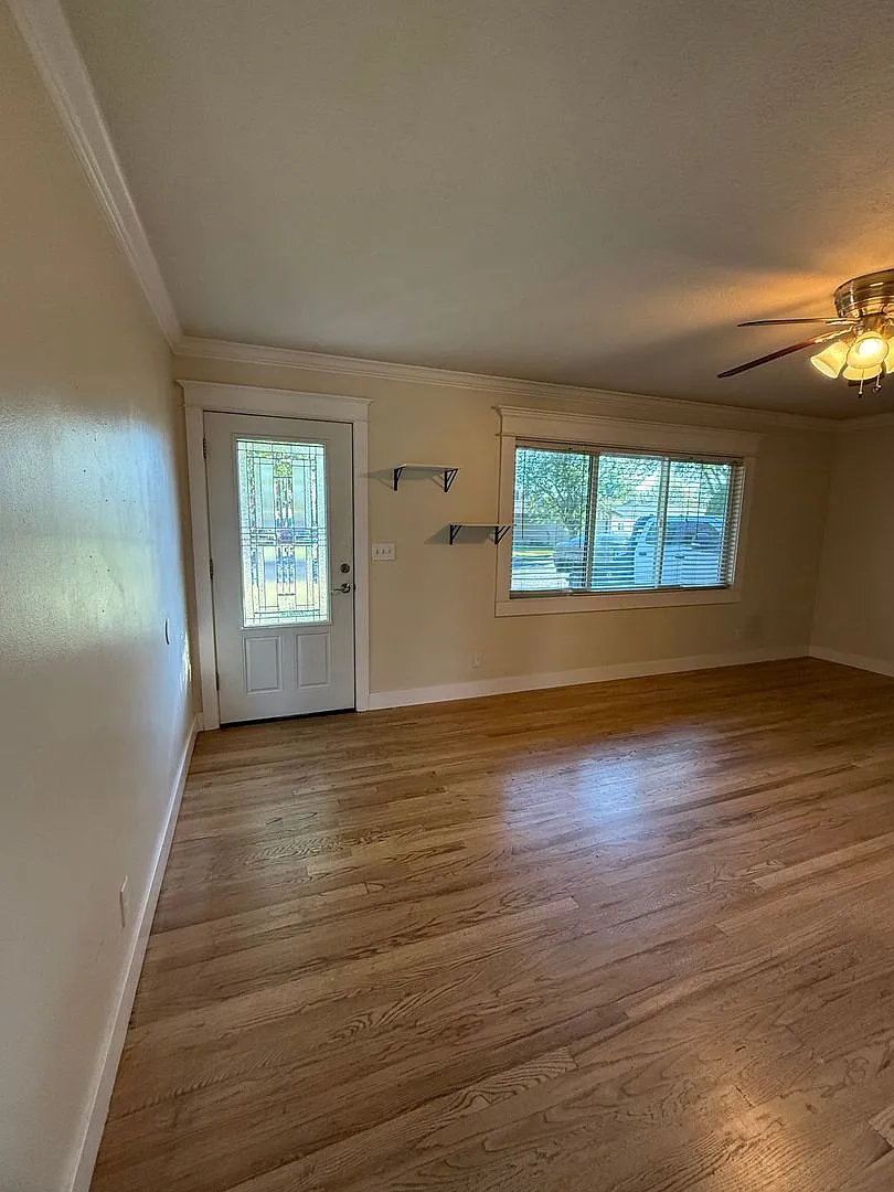 3 Bedroom 1.5 Bath with Garage — Photo 3