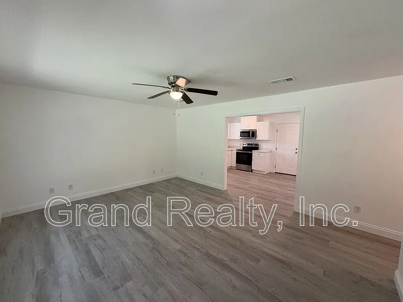 3 bed, 2.0 bath, 1196 sqft, $1,750 — Photo 3