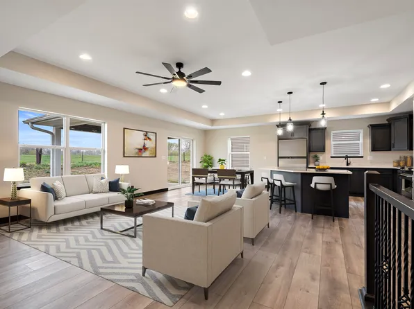 1021 Sage Oak Cir, Manchester, IA 52057
