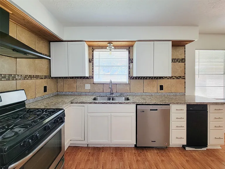 409 S Travis St — Photo 13