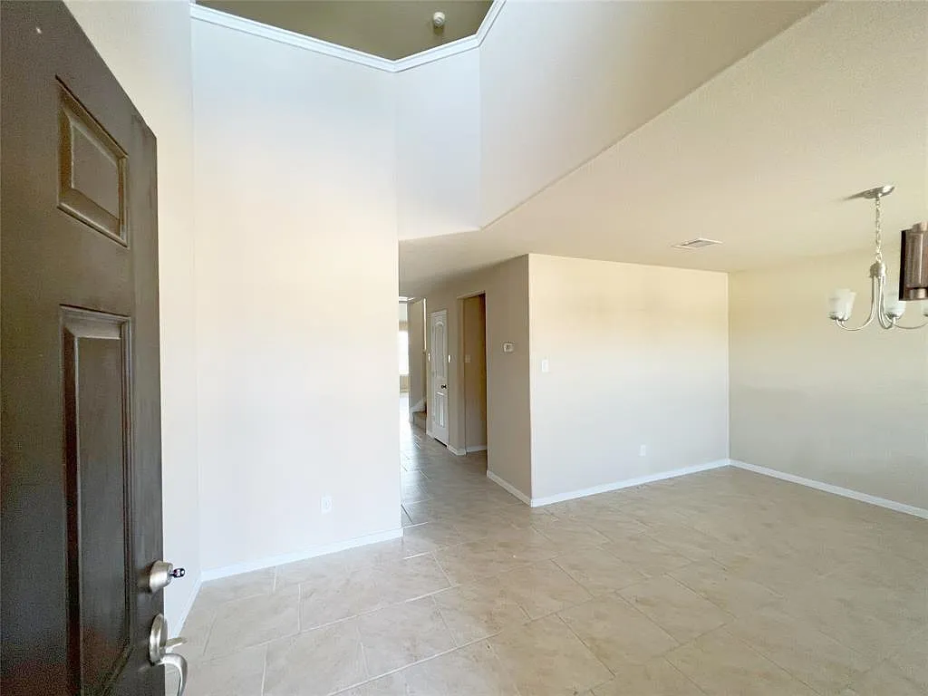 4 bed, 3.5 bath, 2580 sqft, $2,399 — Photo 2