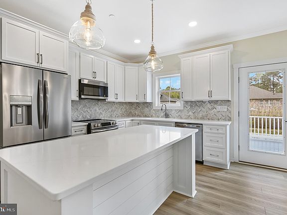 5th image of 121 Holly Hill Ct