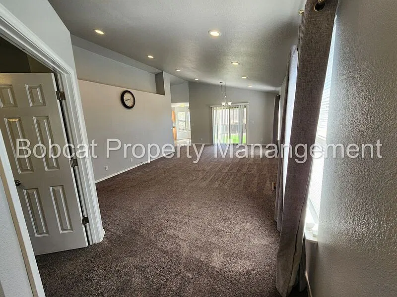 3 bed, 2.0 bath, 1261 sqft, $2,503 — Photo 3