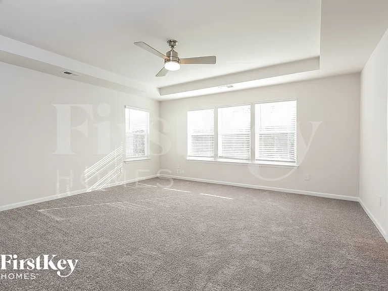 566 Hillpark Ln — Photo 8