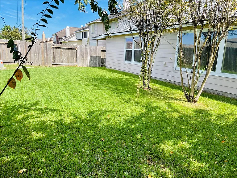 10723 Lake Riata Ln — Photo 25