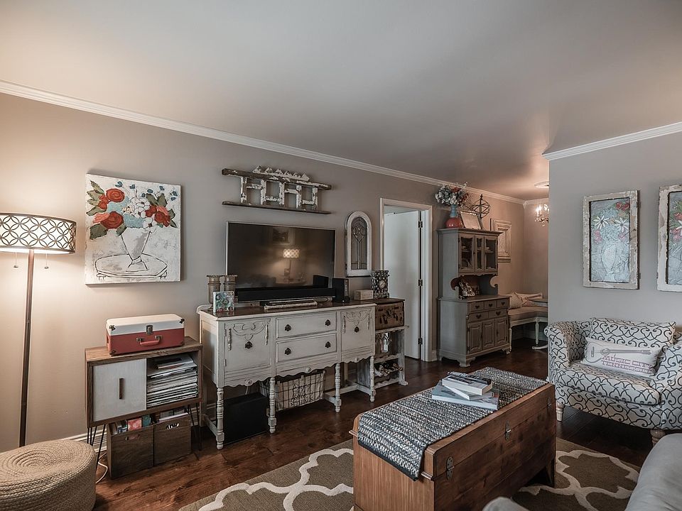 Den area, BR area to the left, dining area in center back beside the kitchen.