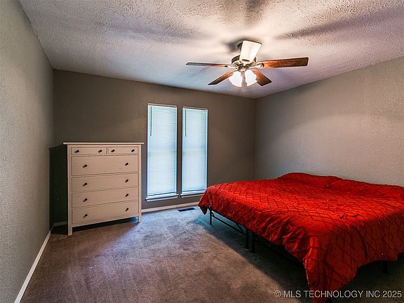 5th image of 25136 Hickory Ln