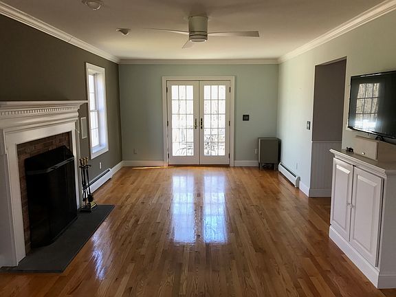 LR w french doors to deck