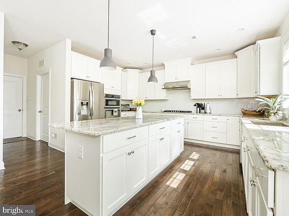 5th image of 508 Barrington St