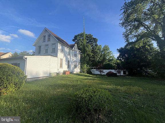 3rd image of 760 E Commerce St