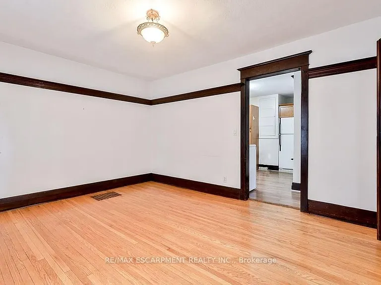311 Queen St S — Photo 27