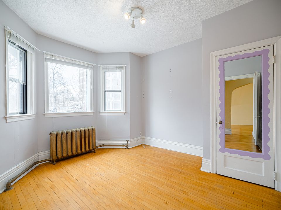 1st image of 826 Grosvenor Ave #1