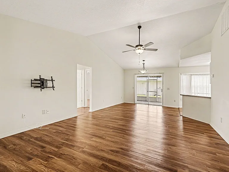 880 Vocelle Ave — Photo 8