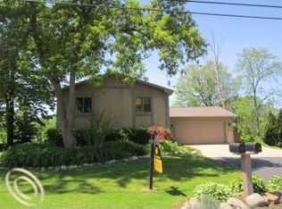 1210 Otter Ave, Waterford, MI 48328