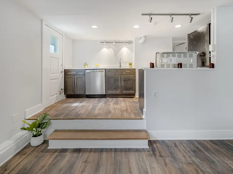 404 University Ave — Photo 21