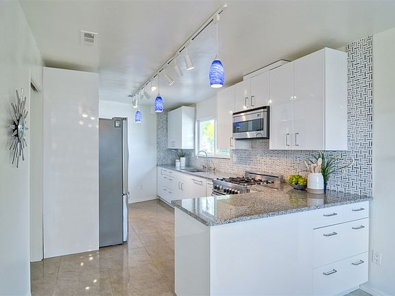 3rd image of 1018 Avocado Ave