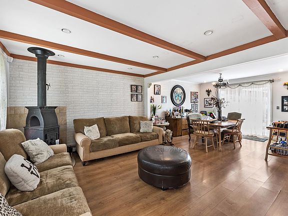 2nd image of 18 Crag Ln