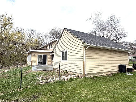 4th image of 1039 W Summit Ave