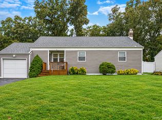 24 Chapel Place, North Babylon, NY 11703