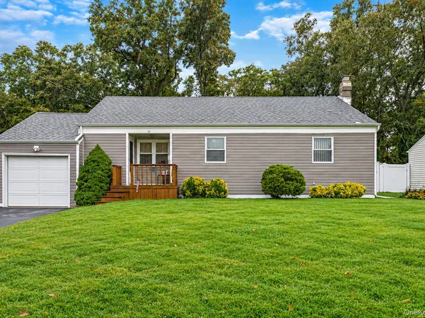 24 Chapel Place, North Babylon, NY 11703