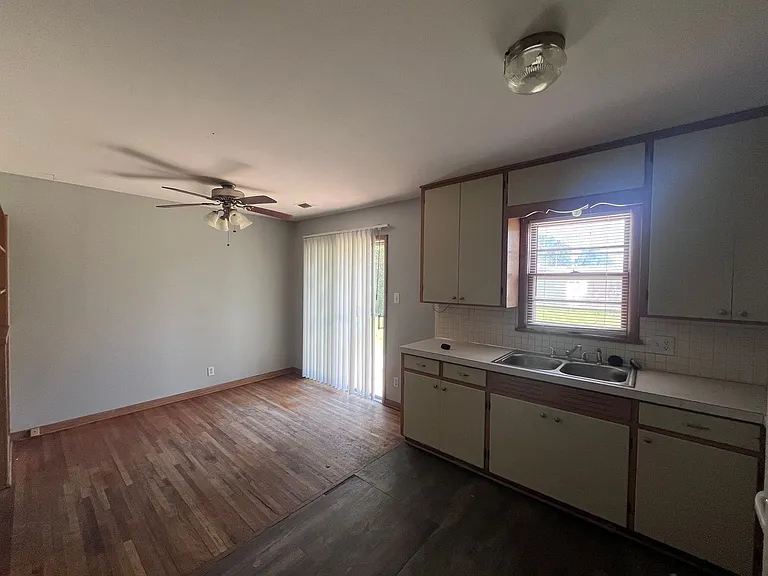1803 W Dallas St — Photo 5