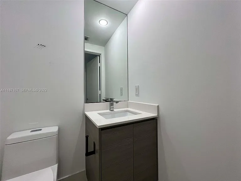 460 NE 28th St #1402 — Photo 7