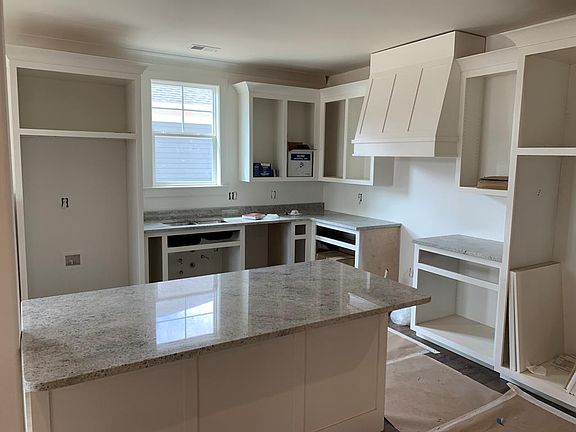 3rd image of 557 Shreve Oak Cres