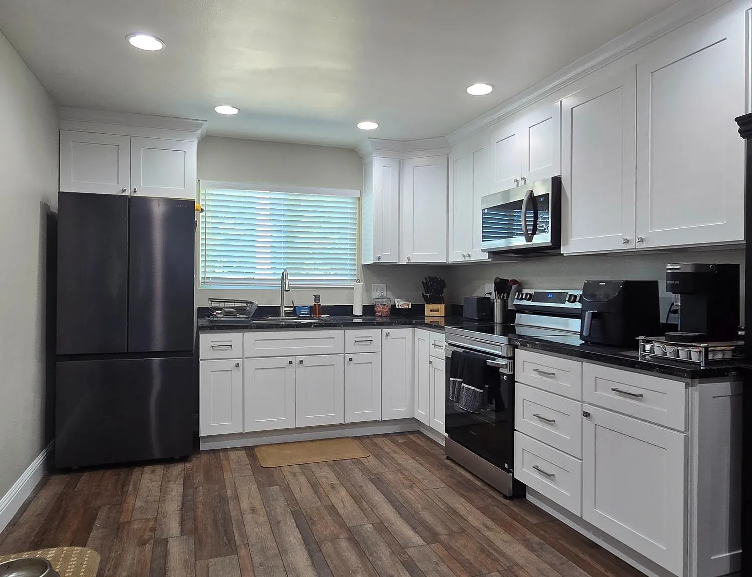 3 bed, 1160 sqft, $3,200 — Photo 3