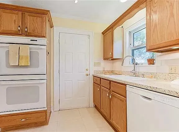 4938 Forest Ave — Photo 24