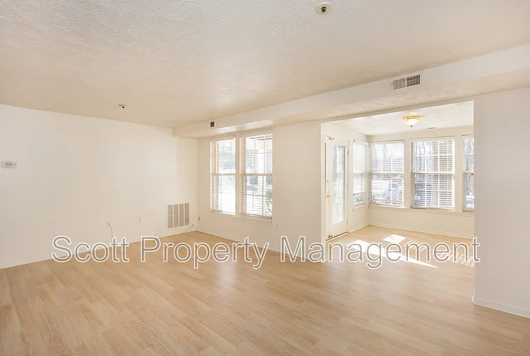 903 Woodbridge Ct #D — Photo 2