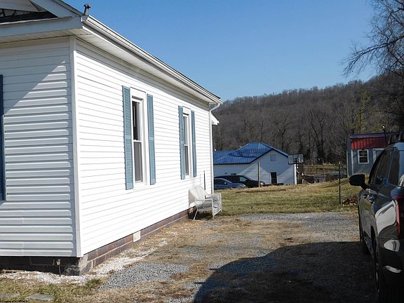 3rd image of 301 Lyndon St