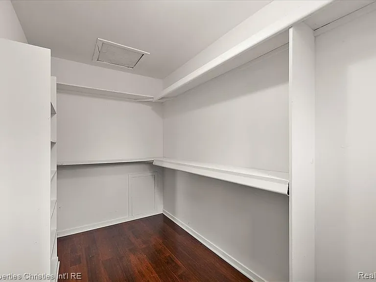 2635 Dorchester Rd — Photo 32