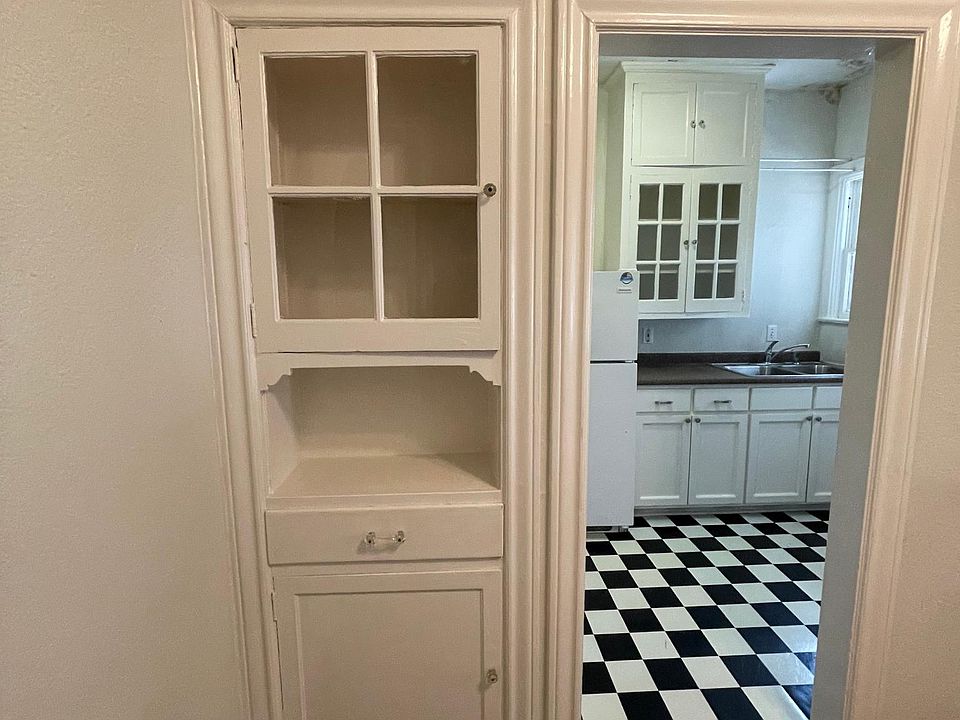 entrance from living room to kitchen