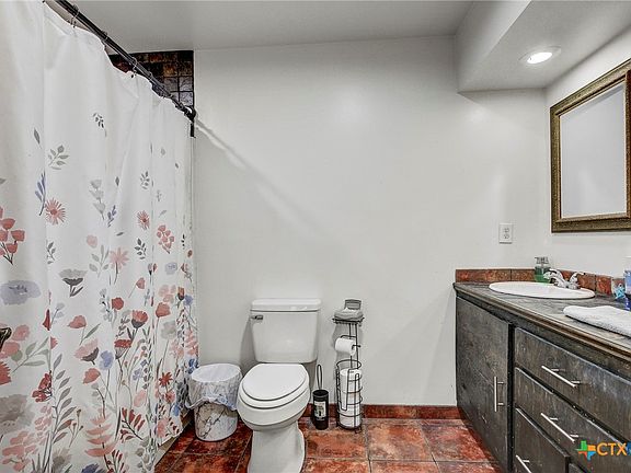 5th image of 279 Shelley Ln