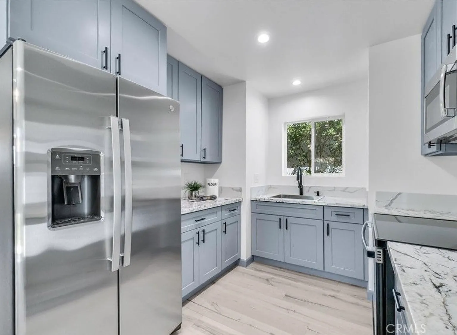 2 bed, 700 sqft, $3,000 — Photo 2