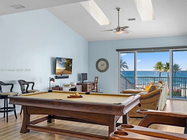 311 N Surf Rd — Photo 42