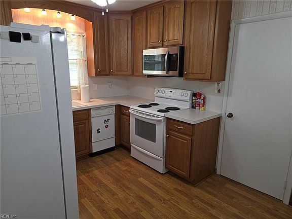 4th image of 715 Essex Park Dr