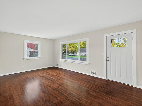 3rd image of 165 Sherrie Ln
